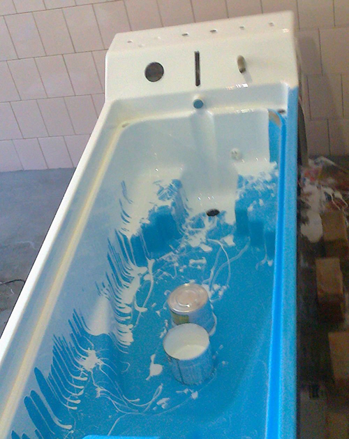 Реставрацию ванн проводят двумя способами: наливным и методом эмалировки